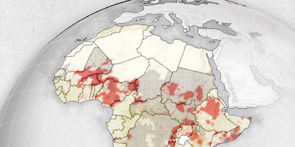 Cette visualisation de cartes dans le style ancien sur un globe représente l'impact de l'arret de l'USAID sur une grande partie du monde en développement